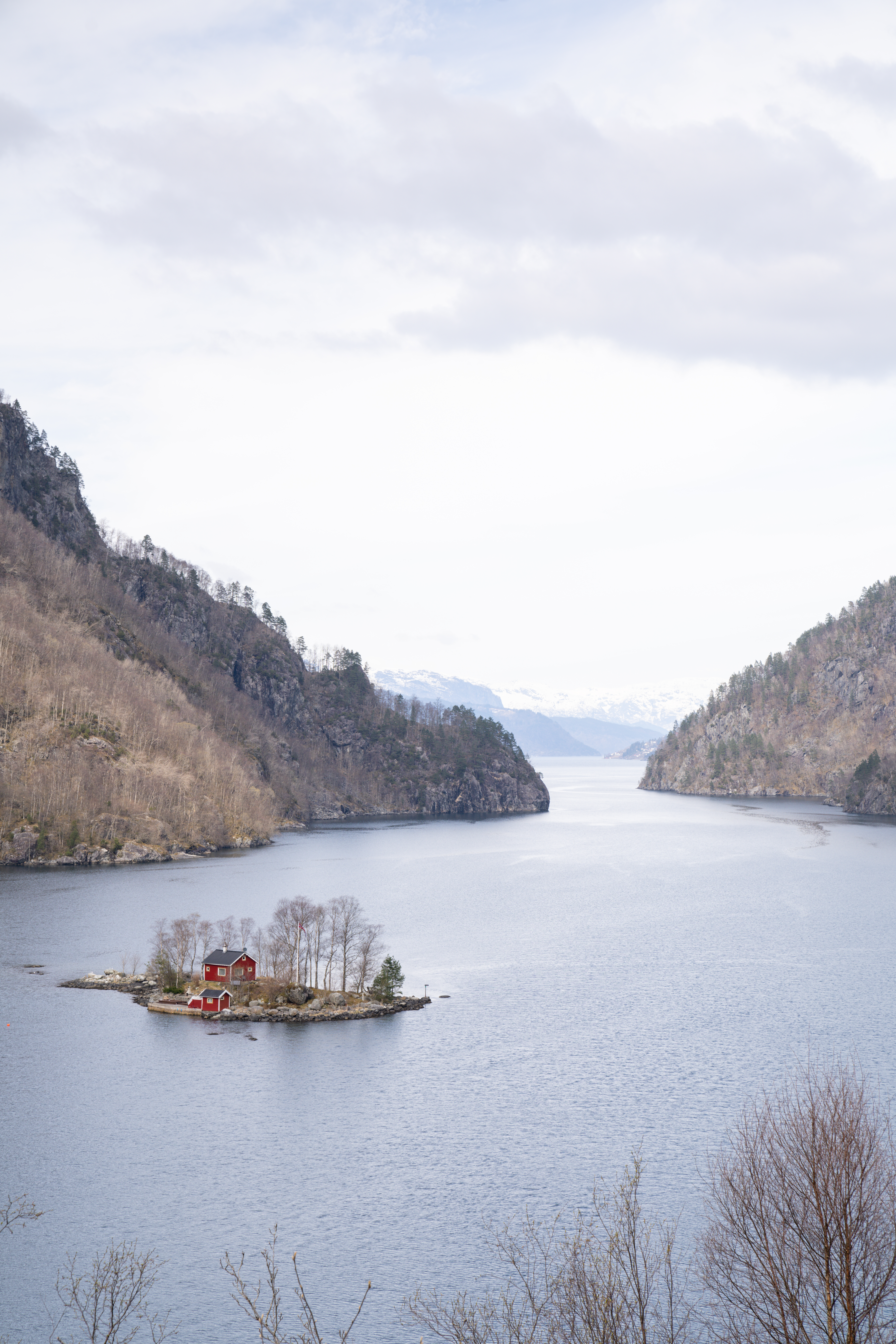 Lovrafjorden — czerwone domy na wyspie